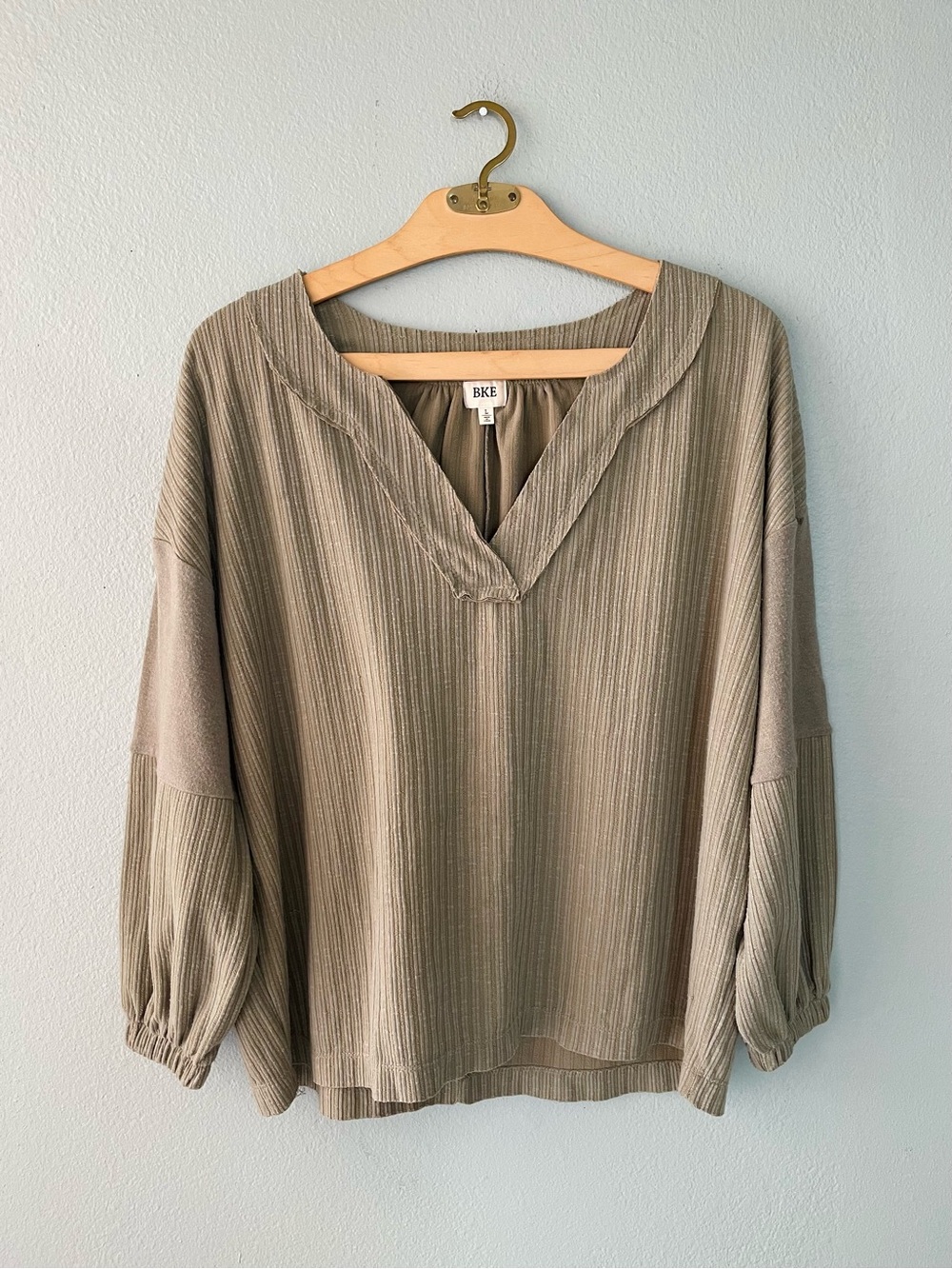 🌻5/$15🌻 BKE | Raw-Edge Ribbed Baggy Olive V-Neck Long Balloon-Sleeve Blouse